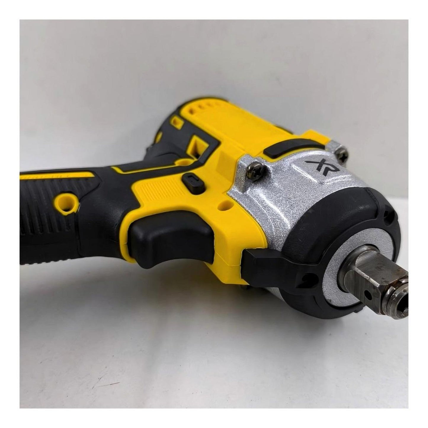 Llave de Impacto + 2 Baterias 28V + 25 Accesorios
